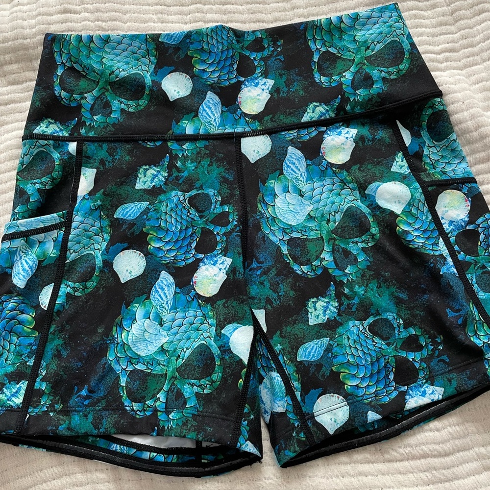 CVG mermaid skulls 5” shorts medium